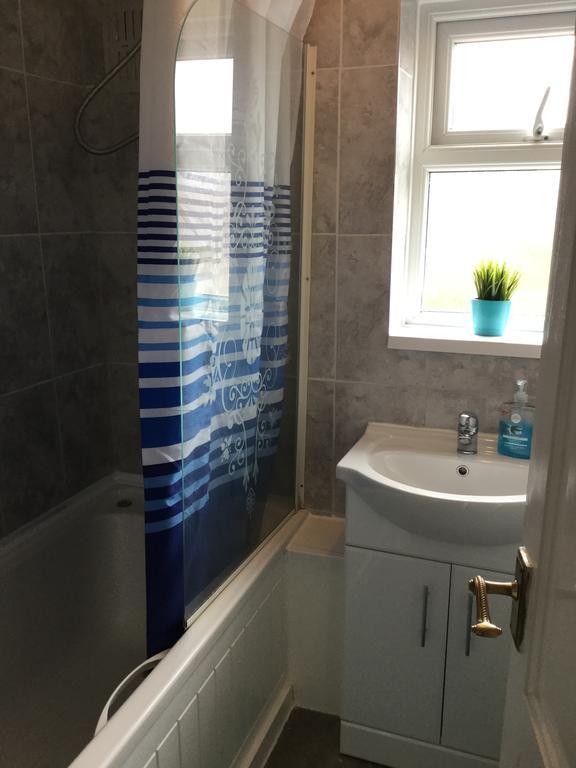 Villa 4 Bed House Next To Basildon Town Centre Exterior foto